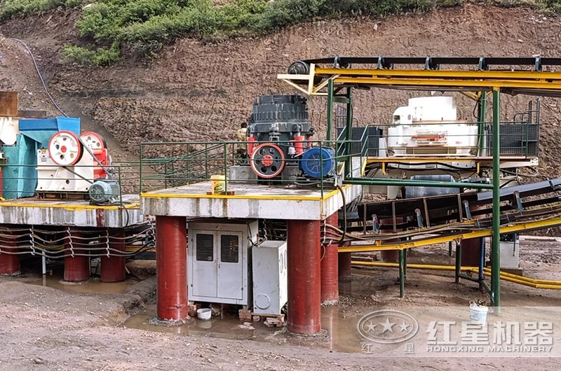 花岗岩制沙生产现场，生产效率高、粒形好、技能环保